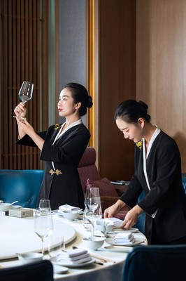 光影盛宴 探秘天然臺(tái)1908餐飲服務(wù)的視覺(jué)敘事藝術(shù)